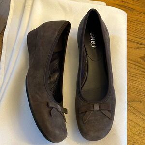 VANELLI BROWN SUEDE BOW LOW WEDGE SHOES.  NEW